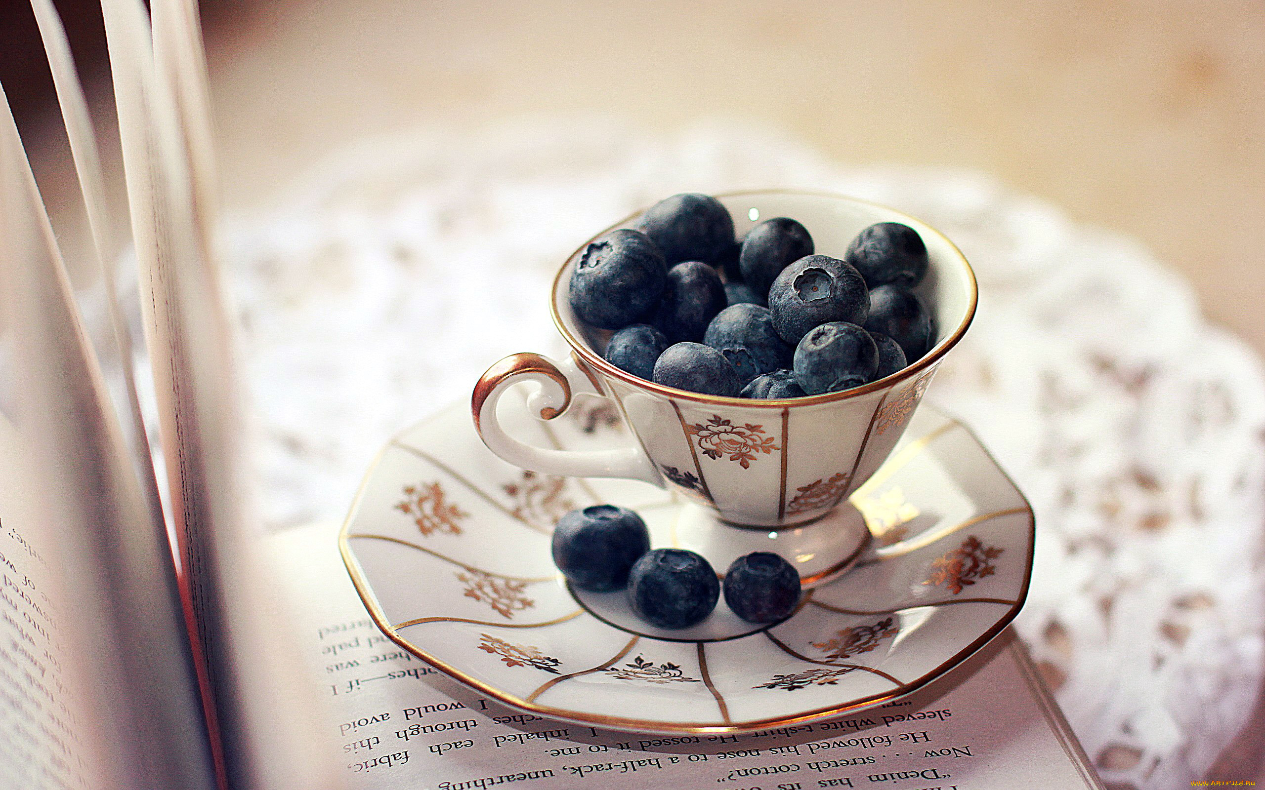 Вдохновение с утра. Чашка чая на столе. Кружка с ягодами черники. Чай с черникой. Натюрморт с голубикой.